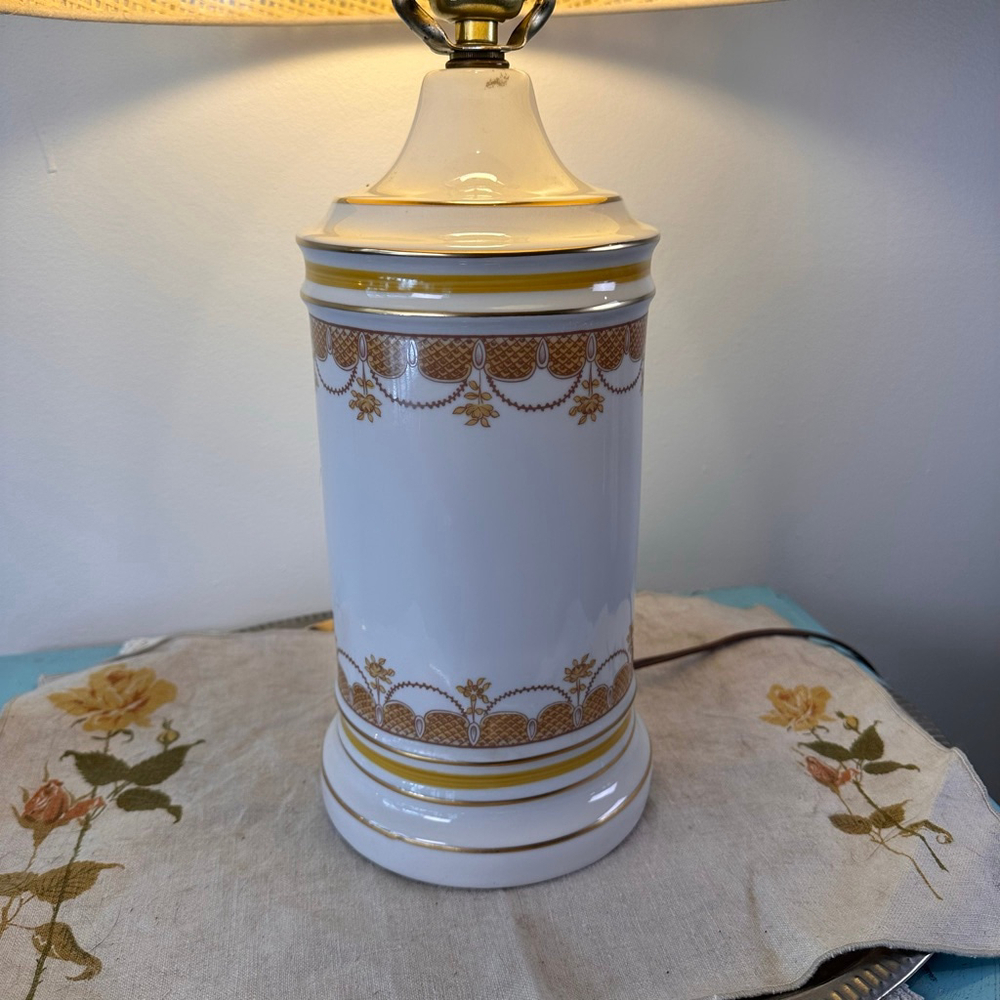 Vintage Mid-Century Ceramic Table Lamp | White w/ Harvest Gold Trim | Regency - Picture 4 of 8